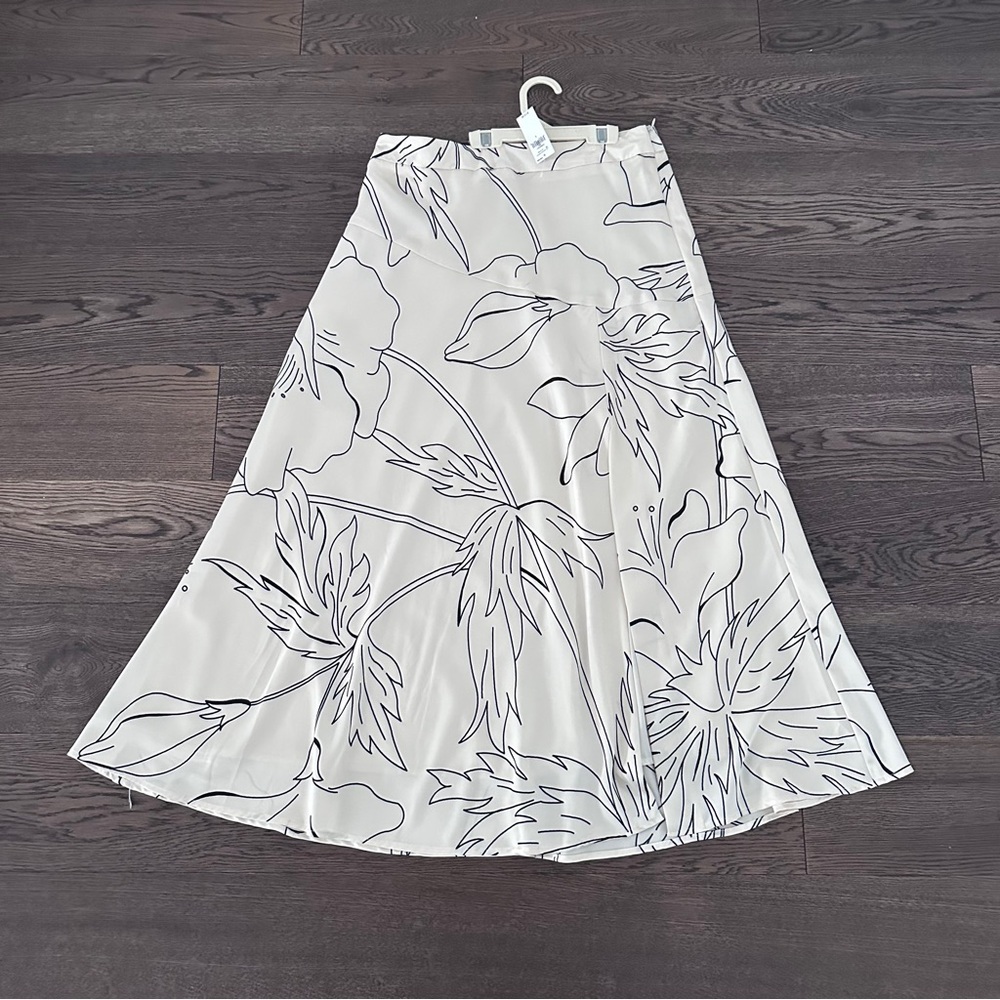 Banana Republic Midi Length Women's Skirt in Cream with Floral Pattern